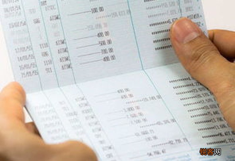 我母亲现在是退休人员，单位是在武汉，企业，现在她准备把户口转回