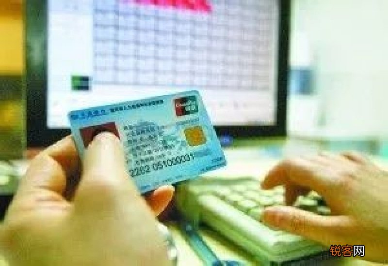 参保人员在定点医疗机构发生的自付医疗费可用健康账户资金支付，自