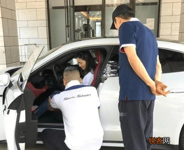 71岁张艺谋携39岁妻子买百万豪车,脸色蜡黄瘦成竹竿,难道病了？