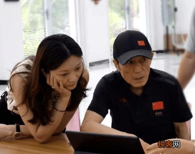 71岁张艺谋携39岁妻子买百万豪车,脸色蜡黄瘦成竹竿,难道病了？