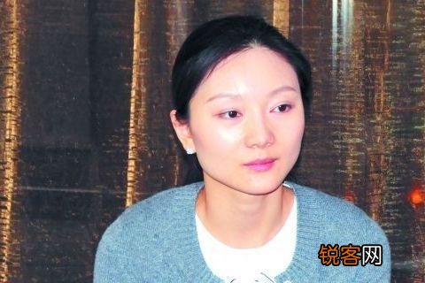 71岁张艺谋携39岁妻子买百万豪车,脸色蜡黄瘦成竹竿,难道病了？
