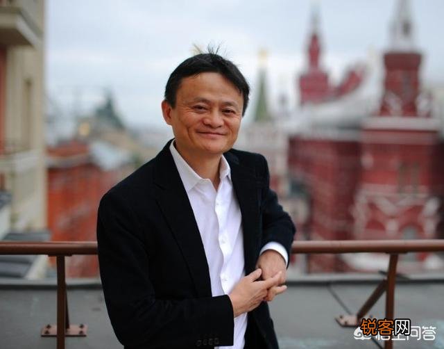 \＂人穷的时候,要少在家里,多在外面\＂和俗语\＂人穷莫入众,言轻莫劝人\＂是否矛盾？