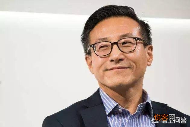 \＂人穷的时候,要少在家里,多在外面\＂和俗语\＂人穷莫入众,言轻莫劝人\＂是否矛盾？