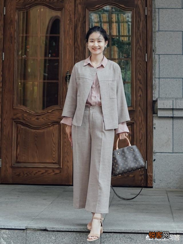 女生买什么样的衣服才能穿出高级且不廉价的感觉？