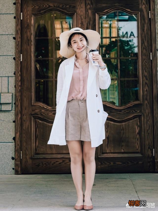 女生买什么样的衣服才能穿出高级且不廉价的感觉？