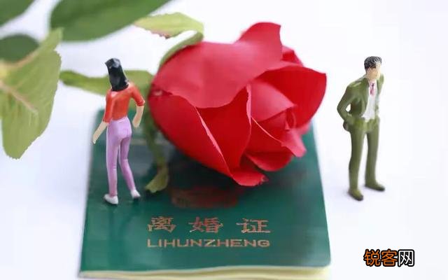 离婚后,和前夫住一起,但他还在私下里和别人联系,我要怎么做？