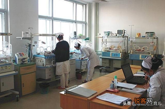 儿子出生二十天就因为肺炎住院了,医院不让家长陪护,我想了解一下,护士会怎么照顾宝宝？
