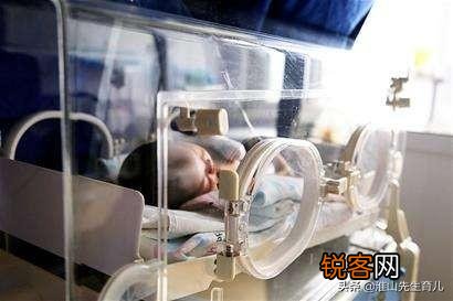 儿子出生二十天就因为肺炎住院了,医院不让家长陪护,我想了解一下,护士会怎么照顾宝宝？