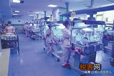 儿子出生二十天就因为肺炎住院了,医院不让家长陪护,我想了解一下,护士会怎么照顾宝宝？