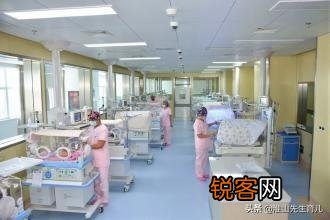 儿子出生二十天就因为肺炎住院了,医院不让家长陪护,我想了解一下,护士会怎么照顾宝宝？