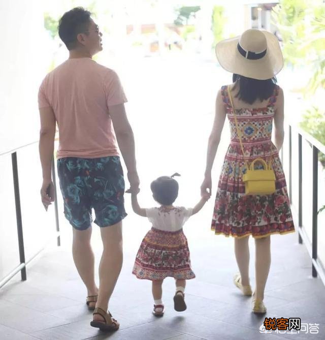刘强东一家三口首次同游瑞士,画面温馨,网友:“这才是真爱！”你如何看？