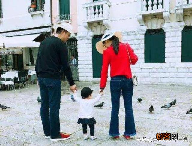 刘强东一家三口首次同游瑞士,画面温馨,网友:“这才是真爱！”你如何看？