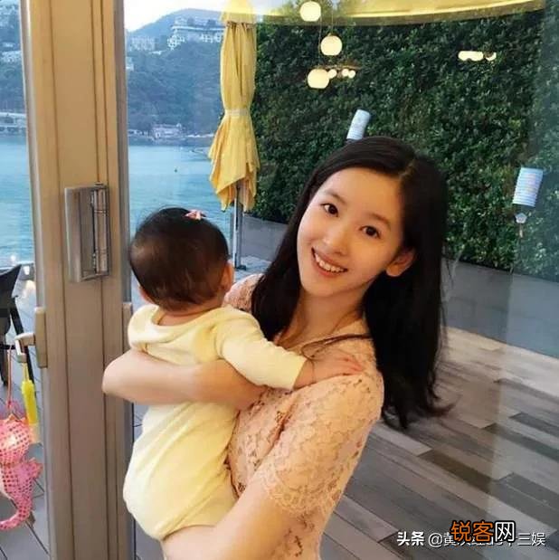 刘强东一家三口首次同游瑞士,画面温馨,网友:“这才是真爱！”你如何看？