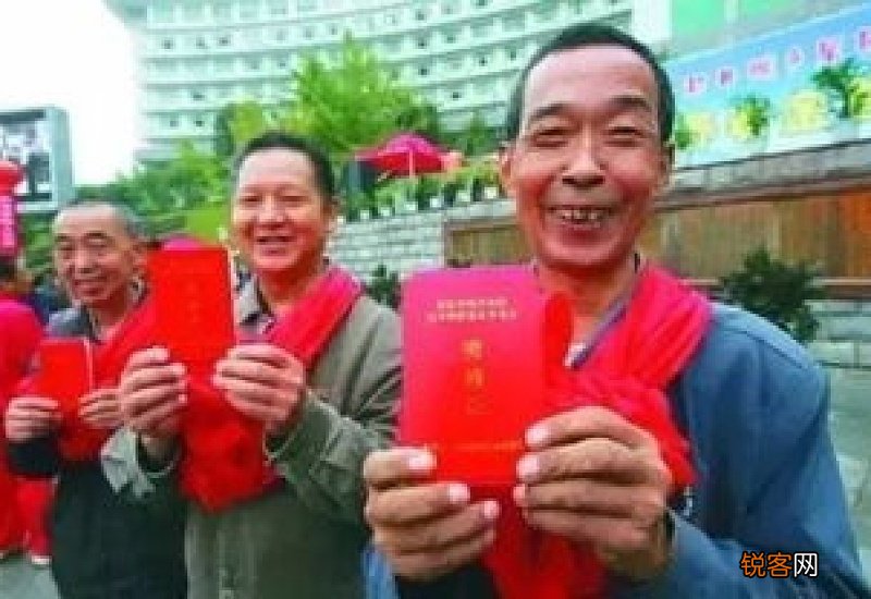重庆农村户口只能参加居民养老保险吗？