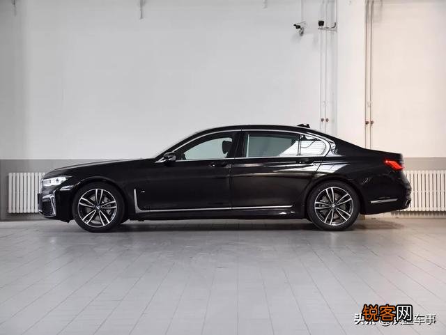 低配奥迪A8和宝马7系哪个性价比高？