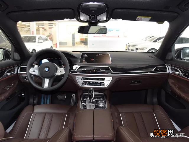 低配奥迪A8和宝马7系哪个性价比高？