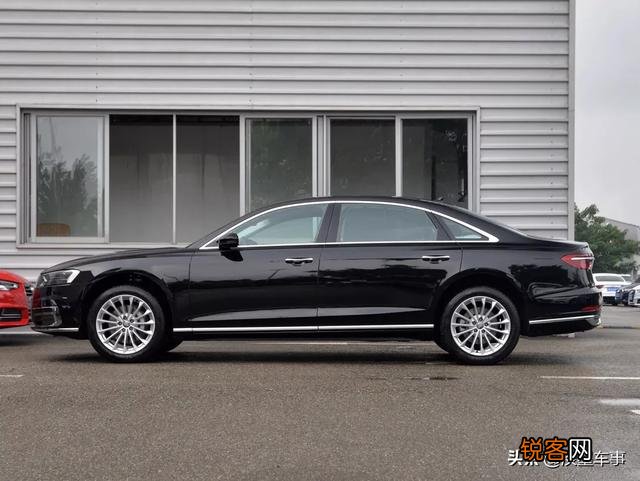 低配奥迪A8和宝马7系哪个性价比高？