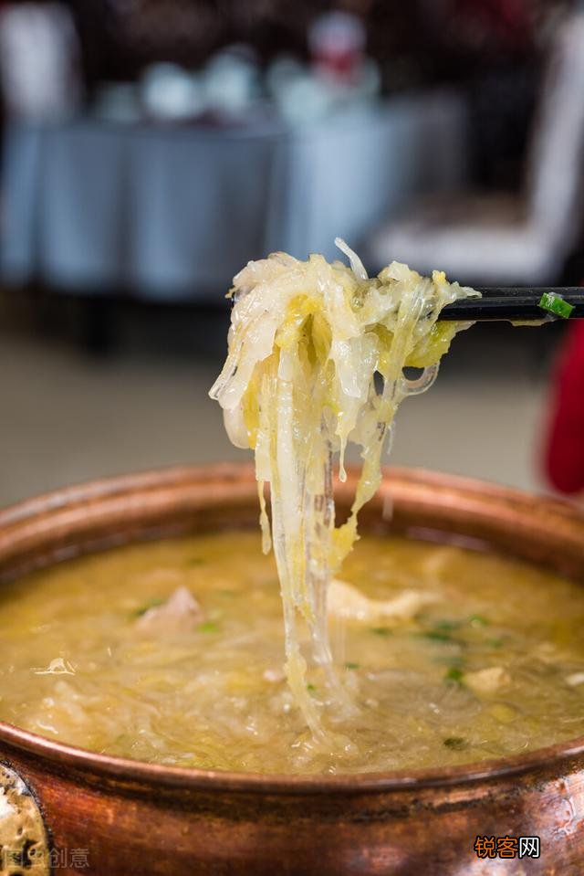 我是保姆,在雇主家有时和雇主吃的饭菜不一样,我还要干下去吗？