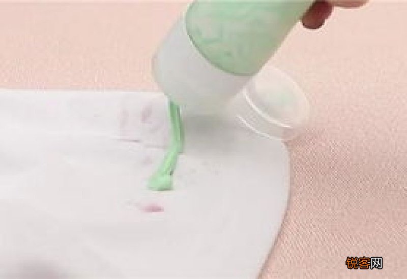 葡萄水滴在衣服上怎样洗才能洗掉?