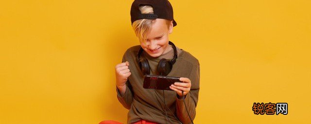 孩子在家玩手机怎么办 孩子宅在家爱玩手机怎么办