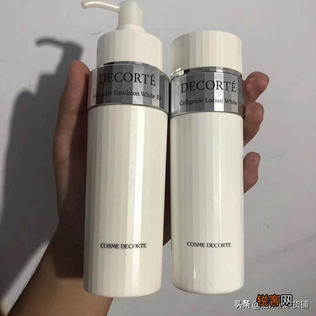 可以推荐一些可以美白提亮肤色的水乳精华面霜吗？最好是套装的,有产品可以搭配使用的？