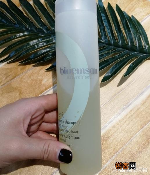 无硅油跟硅油洗发水到底哪个好？别人说硅油会堵塞毛孔是真的吗？