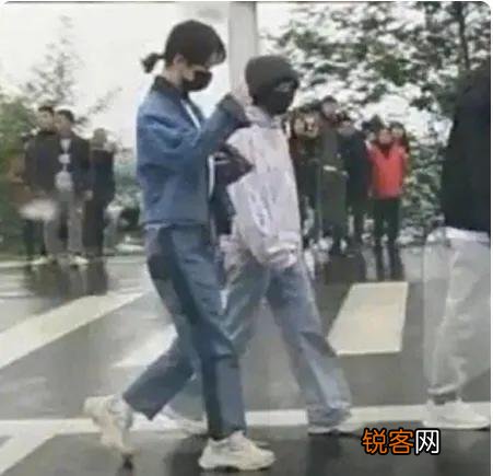 167杨紫遇上160张子枫,身高差引发歧义,究竟谁说谎了？
