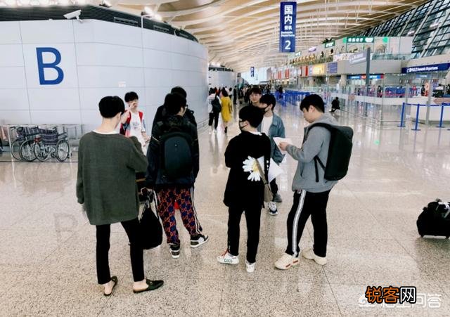 IG官方发布出征照片,Rookie身高遭吐槽“最多165”,你怎么看？