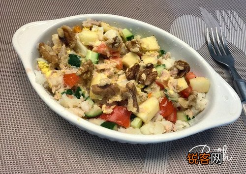 马铃薯鸡蛋鲔鱼沙拉