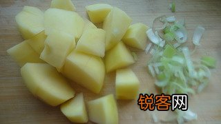 土豆炖排骨的做法