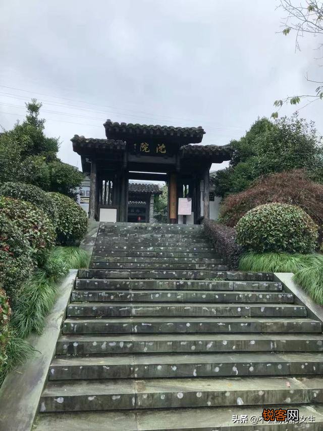 去舟山玩的话住东港合适还是朱家尖合适？