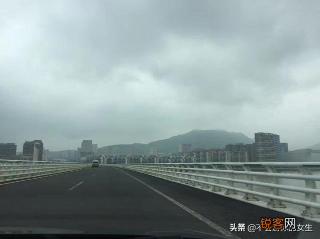 去舟山玩的话住东港合适还是朱家尖合适？