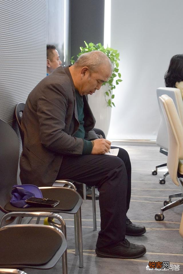 如何突破小微企业的发展困境和发展策略？