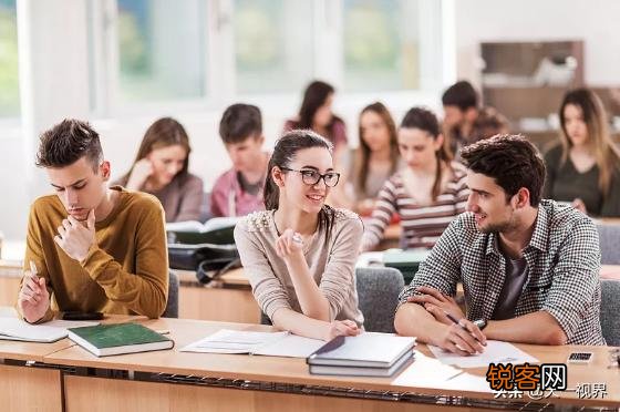 你觉得是周围有人的时候学习有动力,还是一个人学习的时候更有动力？