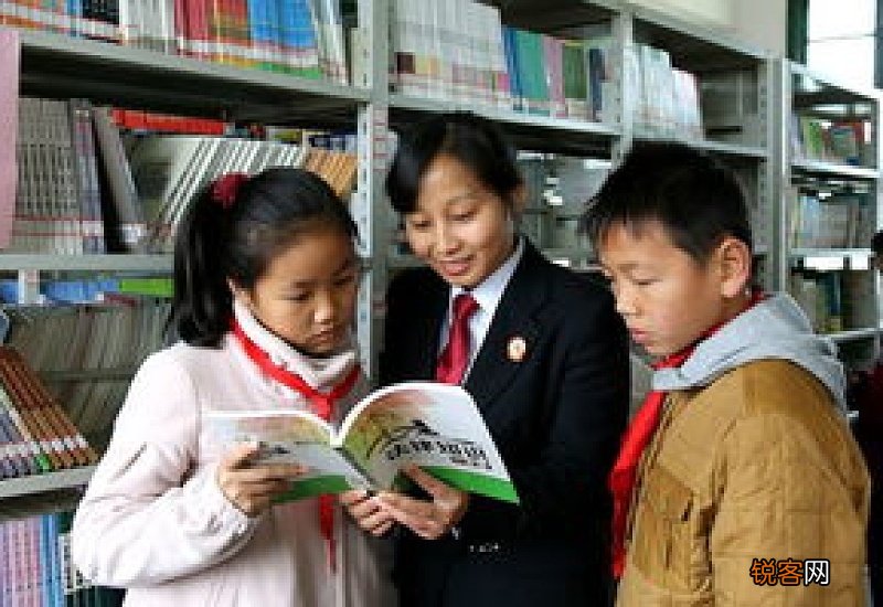 女儿被几个同学霸凌，律师宝爸一招制胜，逼得对方家长跪地求饶