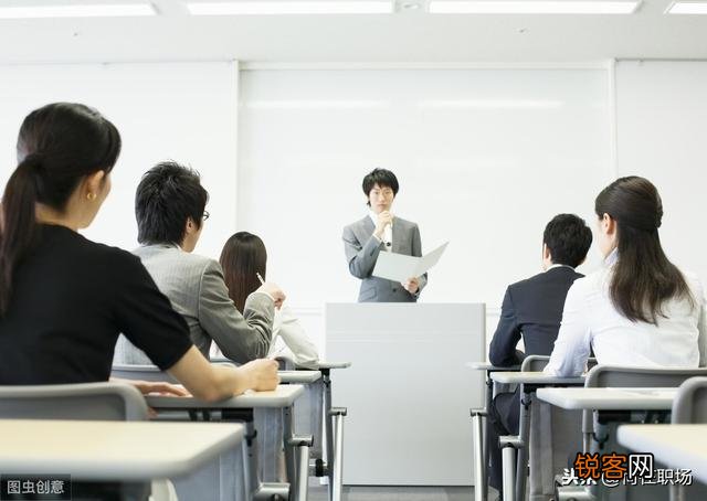 有员工当天递辞职报告,领导签字后就走人。不办理交接和带新人,你的公司如何处理？