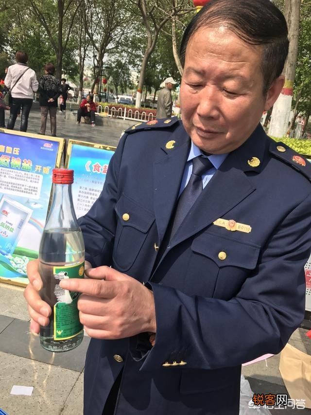如何快速鉴别假酒?