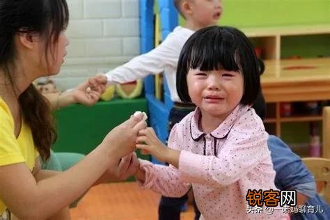 2岁小孩上早教中心天天哭,怎么办？