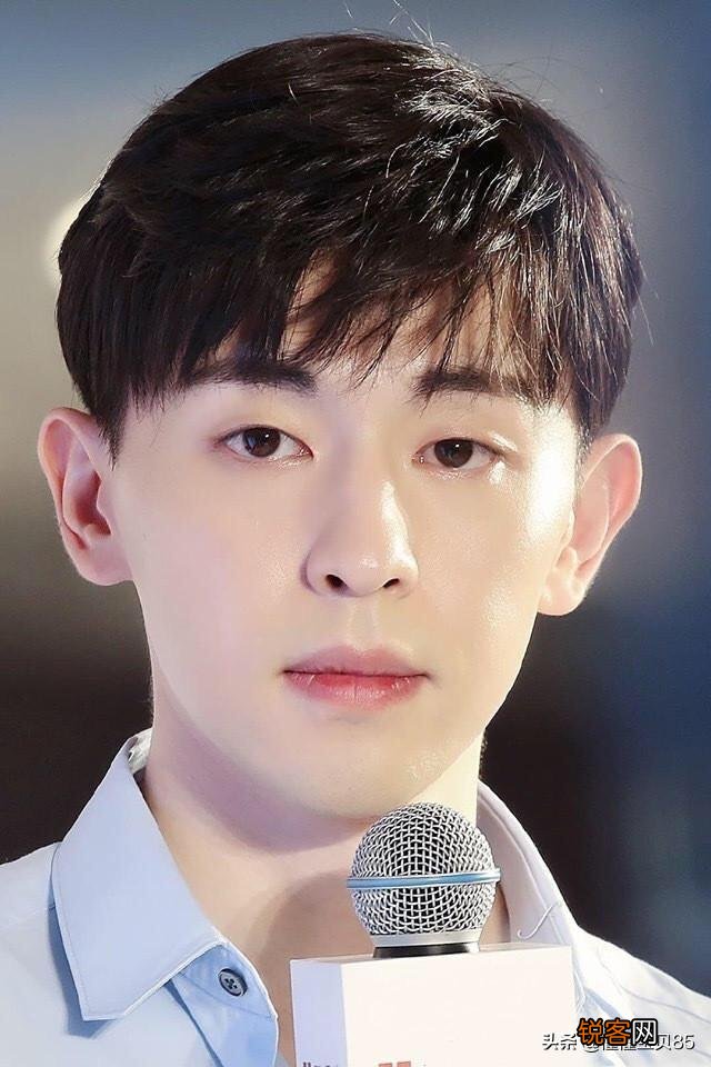 井柏然和邓伦长得很像,你有这种感觉吗?