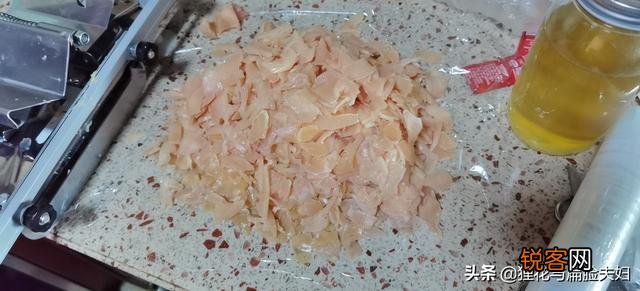 养猫必须吃猫粮吗？吃猫粮和直接吃肉比有哪些好处？