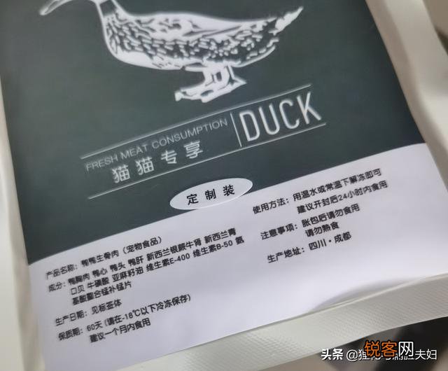 养猫必须吃猫粮吗？吃猫粮和直接吃肉比有哪些好处？