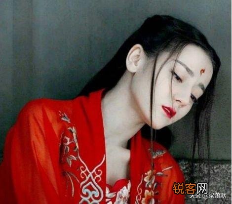 你认为迪丽热巴是标准美女吗？她和中国传统的美女有什么不同？