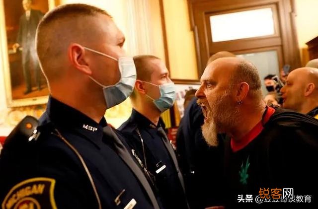美国冲突升级!武装民兵冲进议会大厦,议员吓的穿防弹衣上班,州长命令被废,大乱了吗？