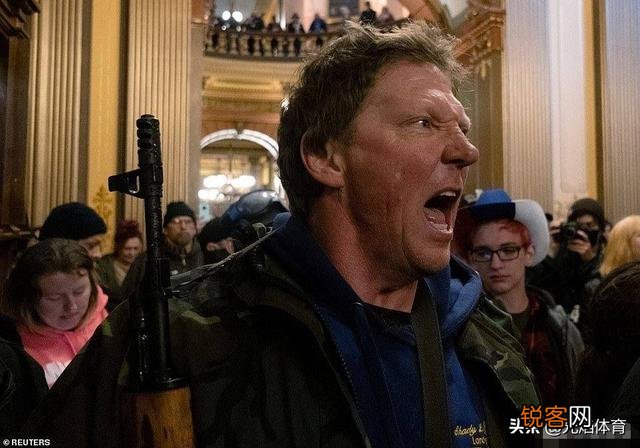 美国冲突升级!武装民兵冲进议会大厦,议员吓的穿防弹衣上班,州长命令被废,大乱了吗？