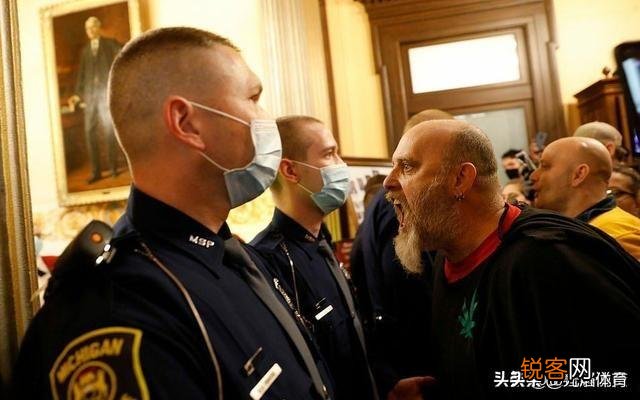 美国冲突升级!武装民兵冲进议会大厦,议员吓的穿防弹衣上班,州长命令被废,大乱了吗？