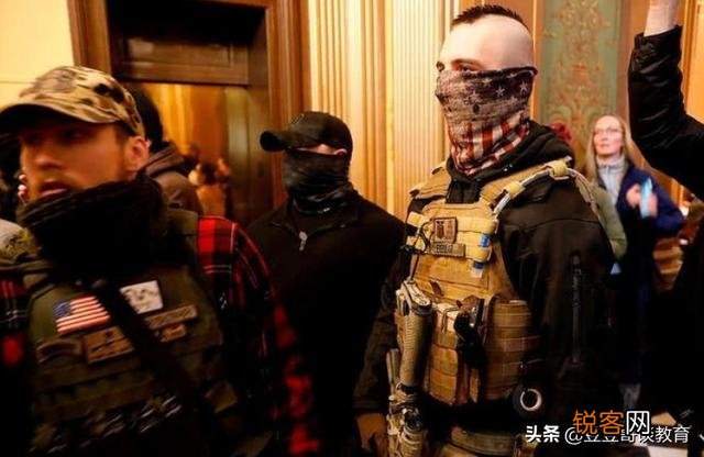 美国冲突升级!武装民兵冲进议会大厦,议员吓的穿防弹衣上班,州长命令被废,大乱了吗？
