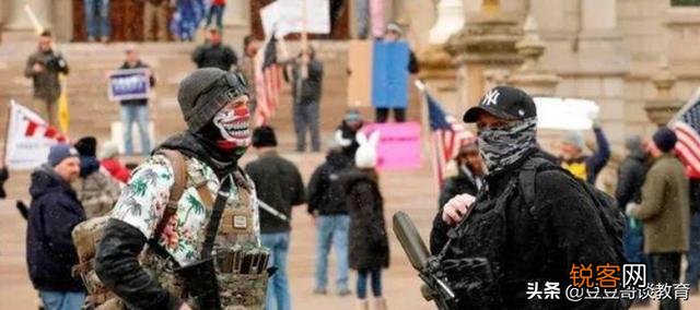 美国冲突升级!武装民兵冲进议会大厦,议员吓的穿防弹衣上班,州长命令被废,大乱了吗？
