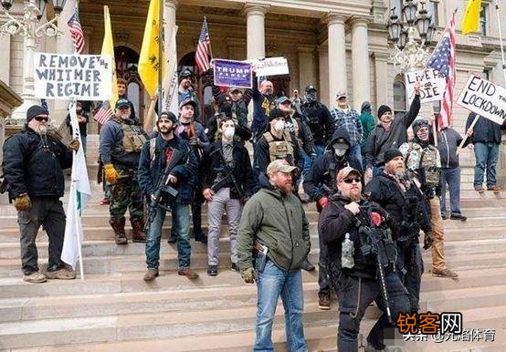 美国冲突升级!武装民兵冲进议会大厦,议员吓的穿防弹衣上班,州长命令被废,大乱了吗？