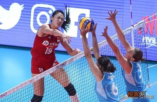 世联赛女排中美大战半决赛,中国1:3不敌美国无缘决赛,为何球迷称这也算赢了？