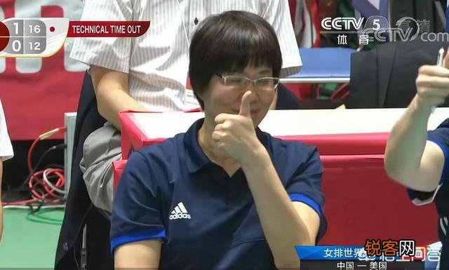 中美女排大战,朱婷重扣时速高达98公里,连郎平都忍不住点赞,你怎么评价？